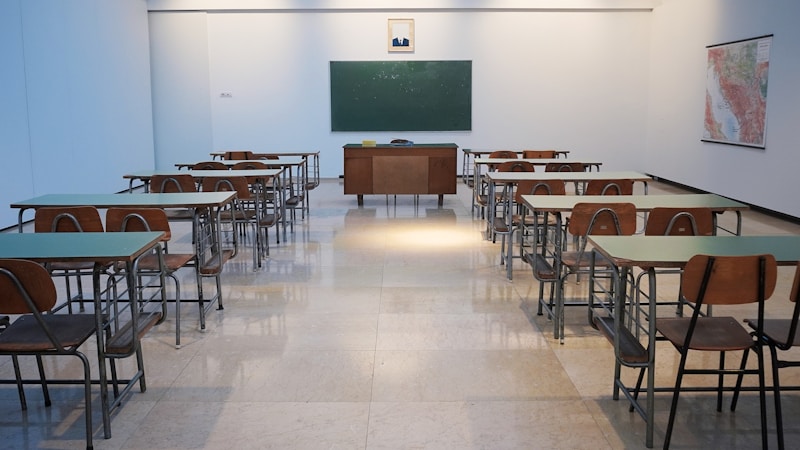 Revolutionizing K-12: Effective Hybrid Learning Model Design for Teachers